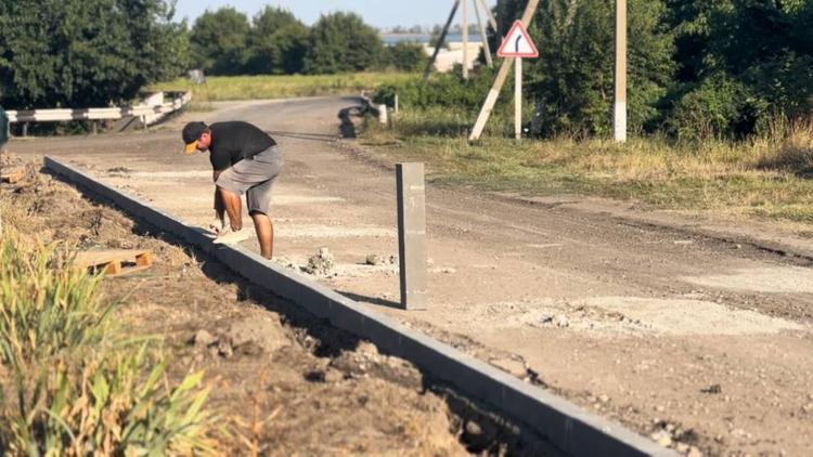 В посёлке Фазанном на Ставрополье обновляют дорогу около школы