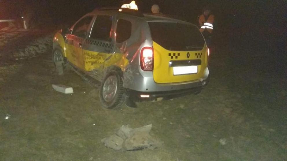 В Левокумском районе на трассе «встретились» такси и внедорожник