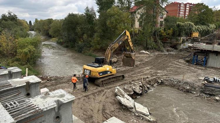 В Пятигорске продолжается реконструкция моста