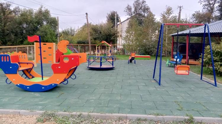 В Петровском округе Ставрополья строят детские площадки