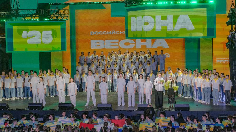 С передовой передали привет участникам Российской Школьной весны