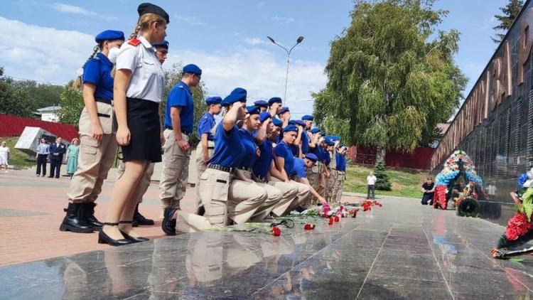 Вахту Памяти открыли у огня Вечной Славы в Михайловске