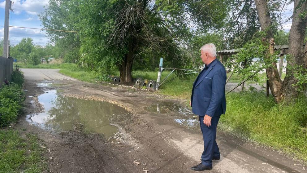 В селе Новоселицком приведут в порядок размытую после осадков дорогу