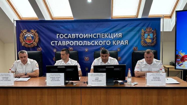 Сотрудники и ветераны Госавтоинспекции Ставрополья отмечают профессиональный праздник