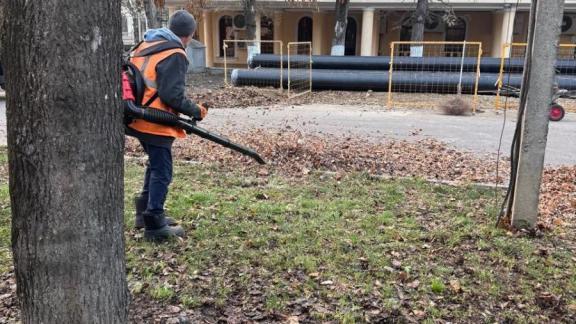 В Ессентуках продолжается уборка опавшей листвы