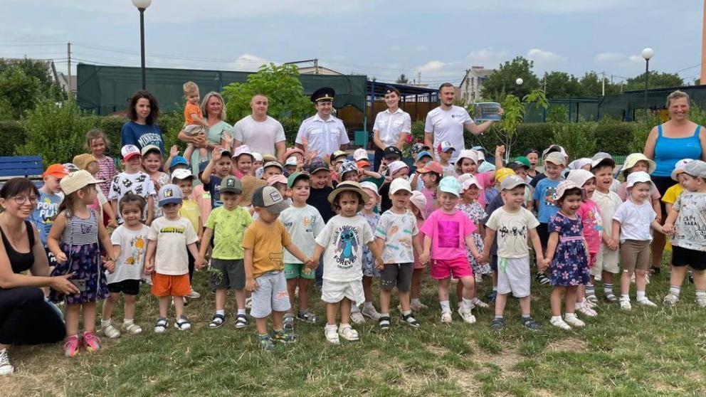 В День светофора в детсаду Ессентуков провели «Зарядку со стражем порядка»