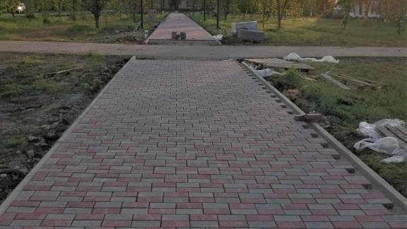 Центральную аллею сквера ремонтируют в ставропольском посёлке Прикалаусском