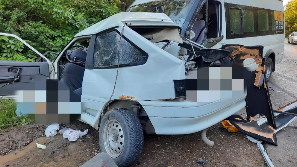 В Ставропольском крае на встречной полосе легковушка влетела в микроавтобус