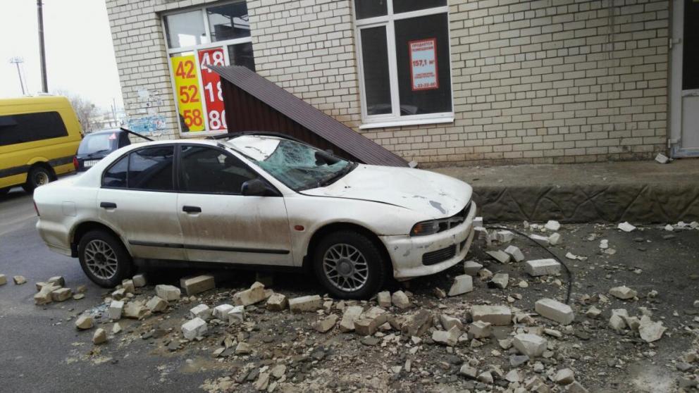 Дождь из кирпичей обрушился на машину в Ставрополе