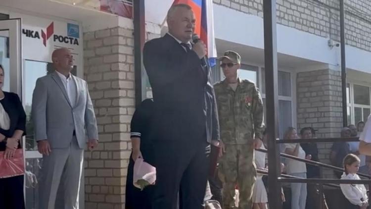 Зампред правительства Ставрополья поздравил школьников с Днём знаний в селе Красном