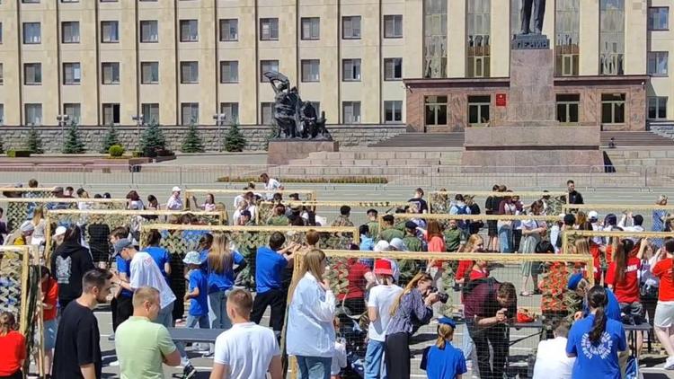 Полсотни маскировочных сетей для бойцов СВО сплели в Ставрополе в День молодёжи