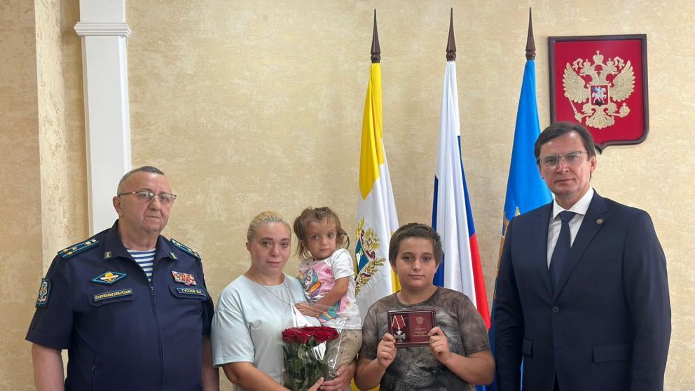 В Кисловодске семье погибшего бойца СВО вручили орден Мужества