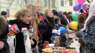 Блинным конкурсом провожают Масленицу в СевКавГТУ