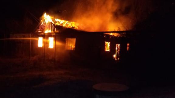 На Ставрополье в доме одинокой пенсионерки всю ночь тушили пожар