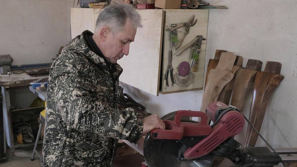 Социальный контракт помог ставропольцу открыть мебельную мастерскую