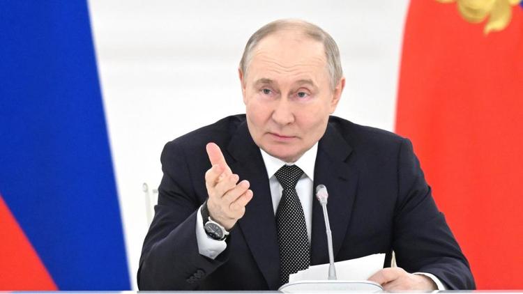 Президент РФ: Работа по достижению национальных целей ведётся не в кабинетах, а на местах