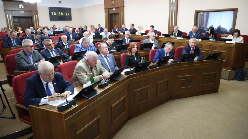 О бюджетных корректировках, поддержке бойцов СВО и семейных ценностей говорили в Думе Ставрополья