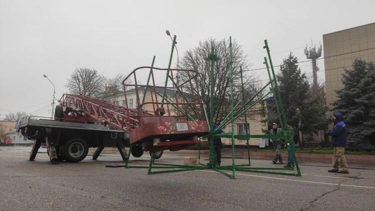 В Будённовске приступили к установке главной новогодней ёлки