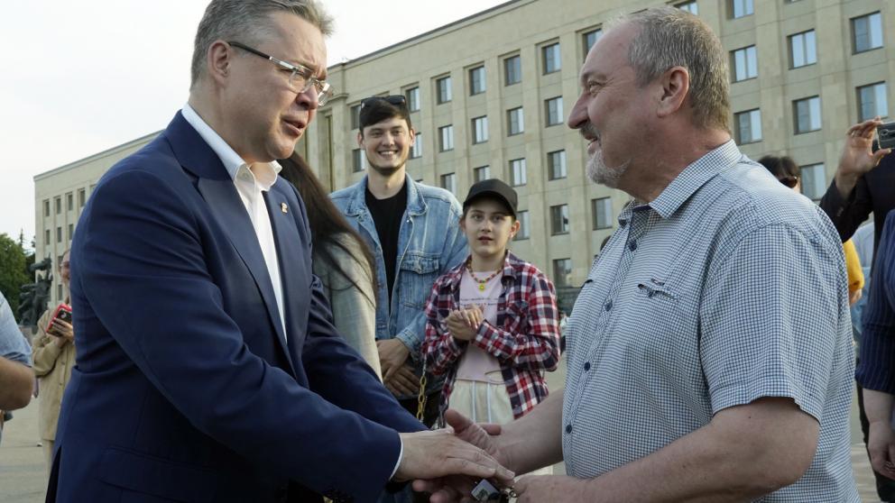 Губернатор вручил ключи от двух автобусов ансамблю «Ставрополье» 