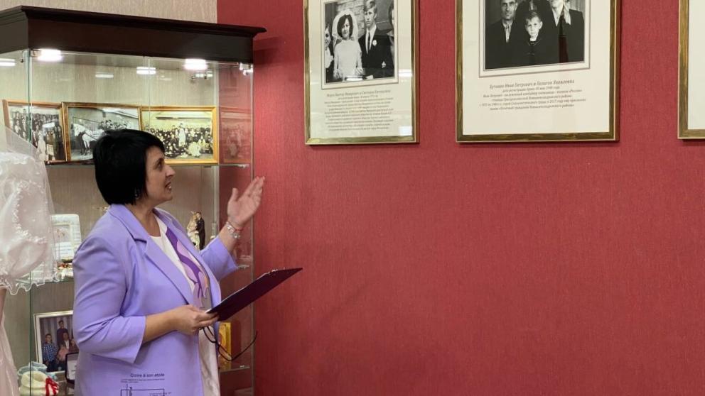 В ЗАГСе Новоалександровского округа открылась первая в крае фотомузейная экспозиция