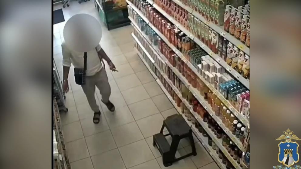 Похитивший товары в одном из магазинов Михайловска мужчина попал на записи камер видеонаблюдения