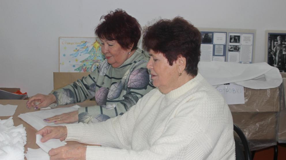 Прихожане храма Невинномысска изготавливают перевязочные материалы для госпиталей