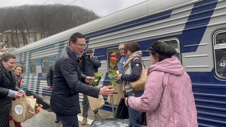 В День воссоединения Крыма с Россией на вокзале Кисловодска торжественно встретили жителей полуострова