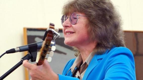 Исполнительница бардовских песен и дельтапланеристка выступила в ставропольском музее