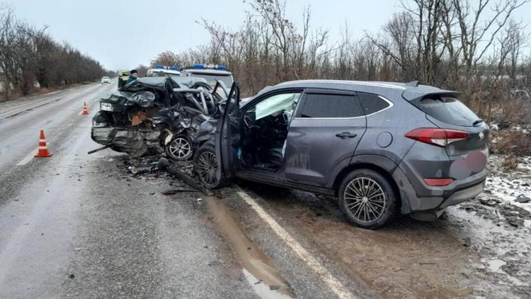 Два автомобиля столкнулись в Арзгирском округе: 3 человека погибли, 2 пострадали