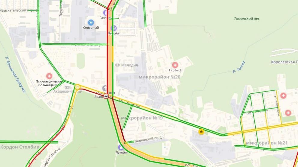 На перекрёстке Ленина-Кулакова в Ставрополе образовалась пробка из-за неработающего светофора