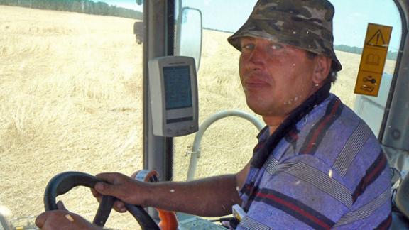 Комбайнер Александр Онипченко проводит свою 15-ю уборку