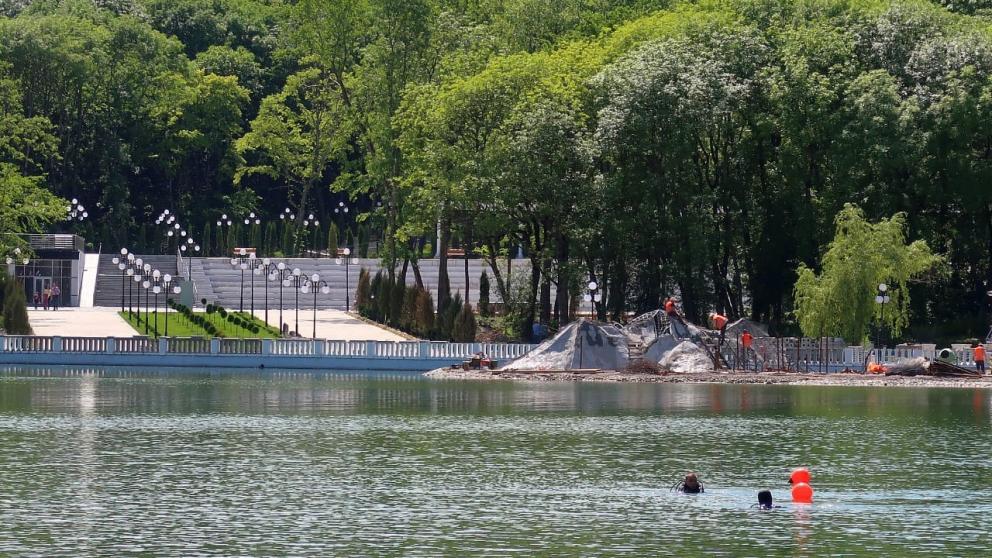 В Железноводске водолазы очищают дно Курортного озера