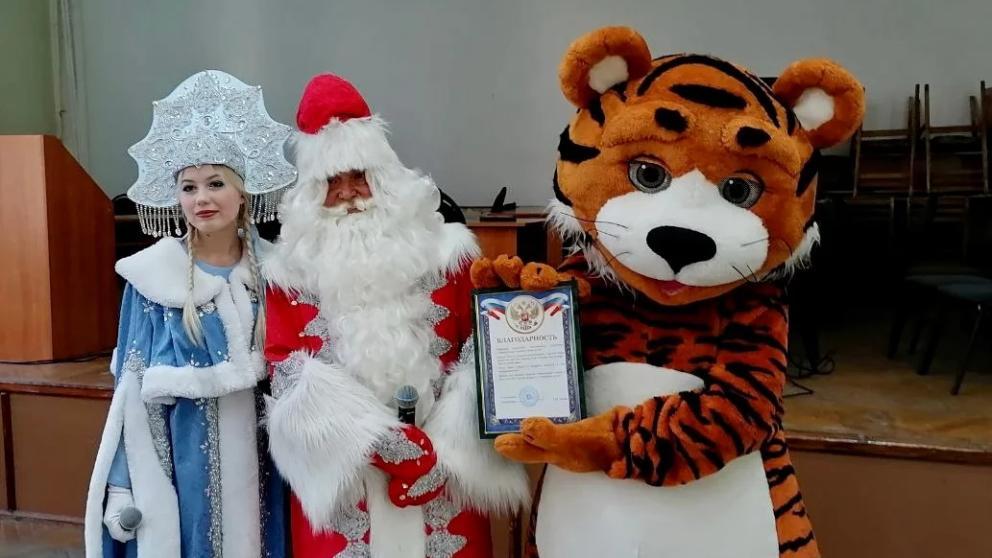 Юные пациенты детской больницы аплодировали артистам театра кукол и принимали подарки