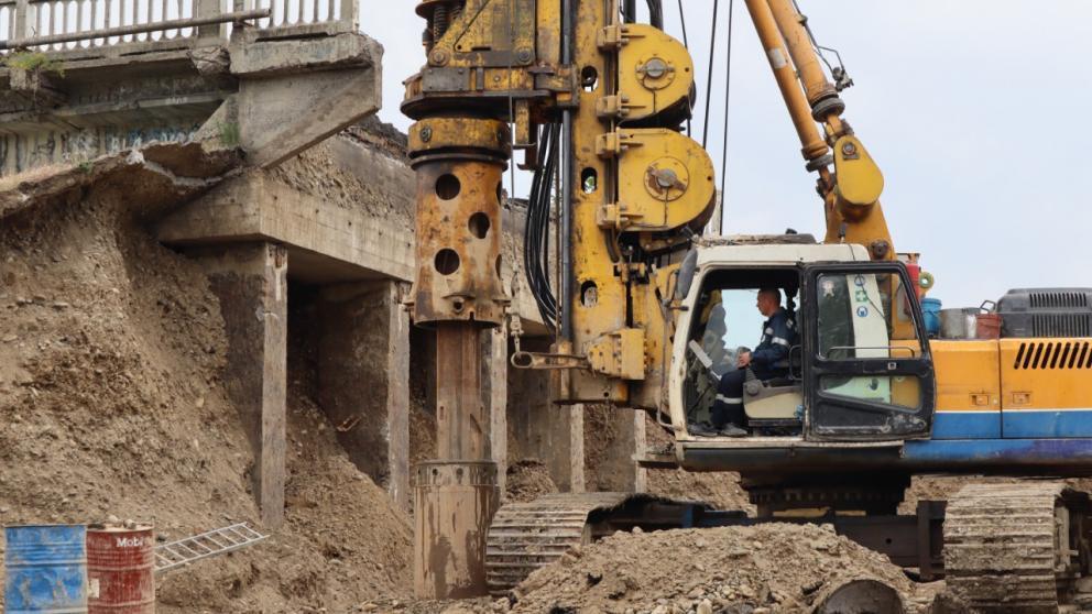 В Невинномысске на реконструируемом путепроводе готовят свайное основание