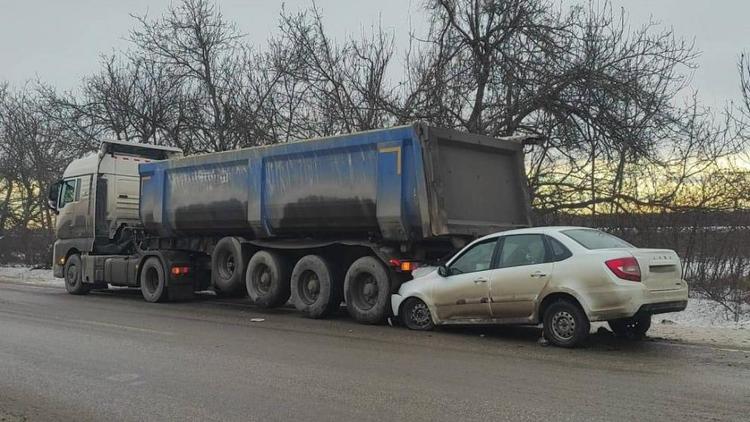 Водитель легкового автомобиля пострадал в ДТП с грузовиком в Предгорном округе