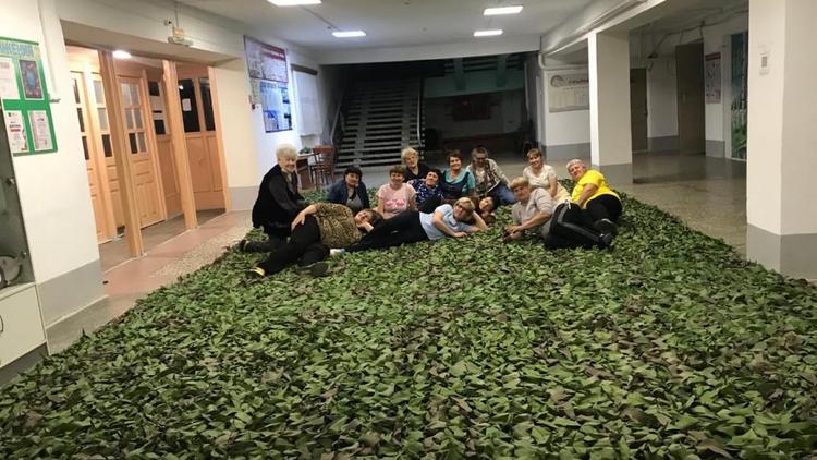 Волонтёры Ипатовского округа изготовили бойцам СВО гигантскую маскировочную сеть