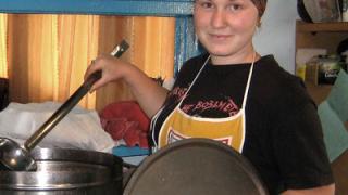 Во время жатвы взрослым помогают и школьники