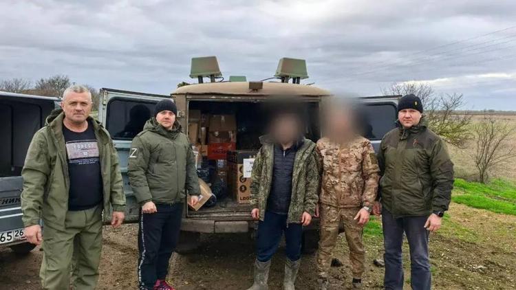 Жители Красногвардейского округа отправили бойцам подарки к Новому году