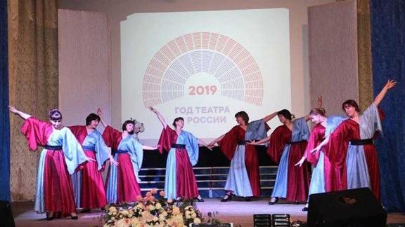 Театральный «Весёлый чемоданчик» из села Дивного признали народным коллективом