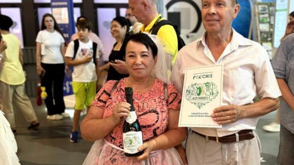 На выставке «Россия» хозяйка Железной горы благословила на долгий союз более 300 пар
