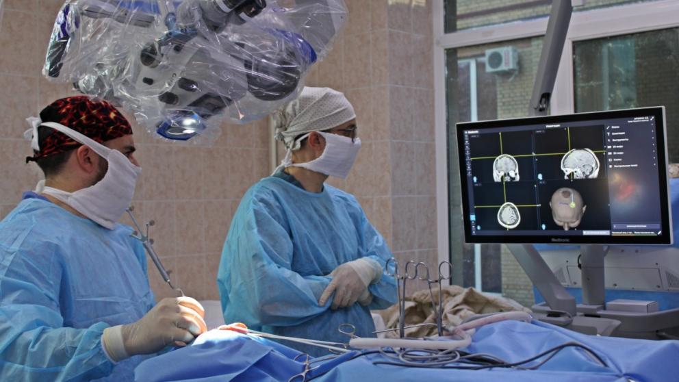 Ставропольские медики провели уникальную операцию по удалению у пациента опасной опухоли