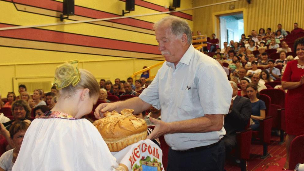 Каравай из муки нового урожая вручили Николаю Великданю