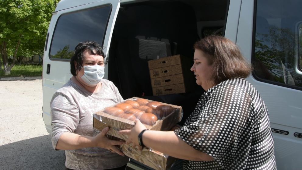 Медикам и пациентам Солнечнодольской больницы передали 15 килограммов выпечки