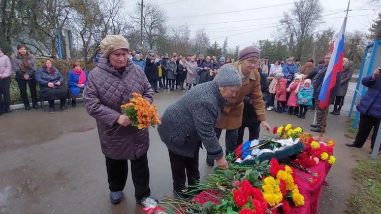 В Кировском округе Ставрополья открыли Стену памяти в честь земляков - бойцов СВО