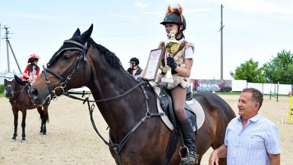 В оригинальных образах предстали наездницы на первенстве СтГАУ по конкуру