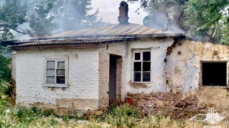 Непотушенная сигарета стала причиной пожара в заброшенном доме на Ставрополье