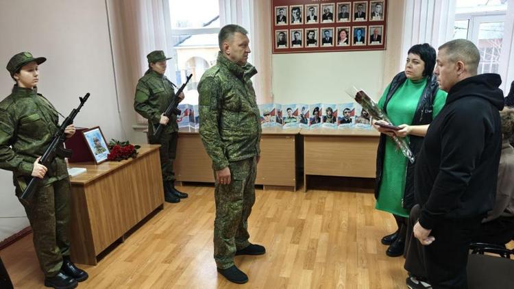 Родным погибшего бойца СВО вручили Орден Мужества