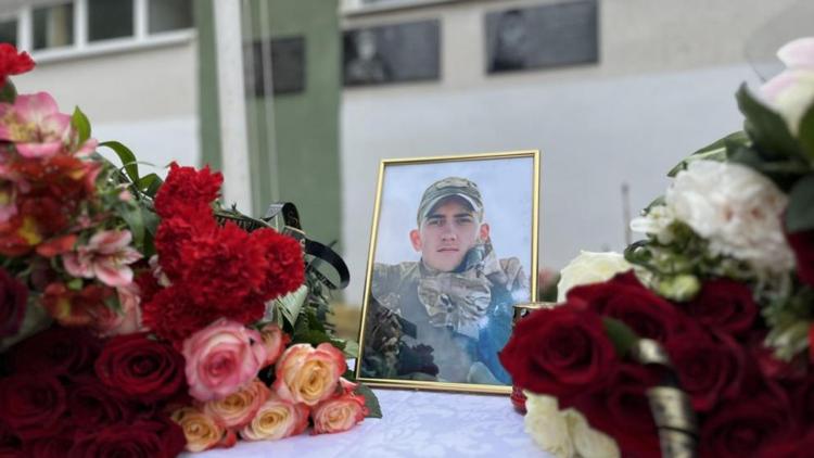В Предгорном округе открыли мемориальную доску погибшему военнослужащему СВО