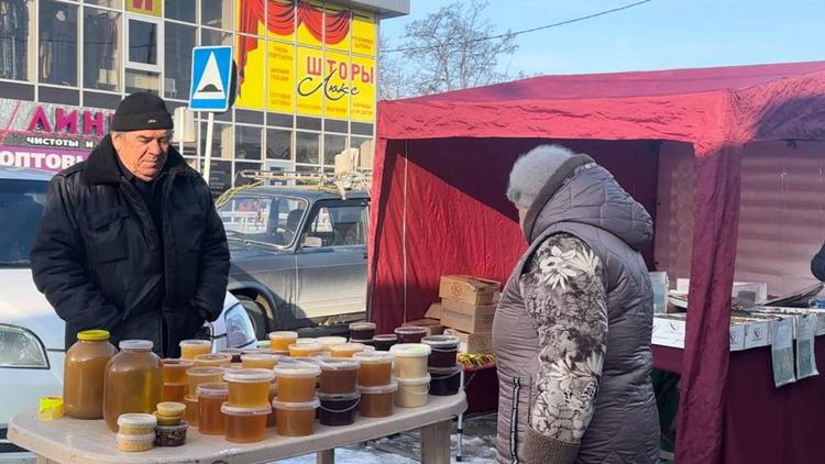 В Новопавловске проходит мини-ярмарка выходного дня