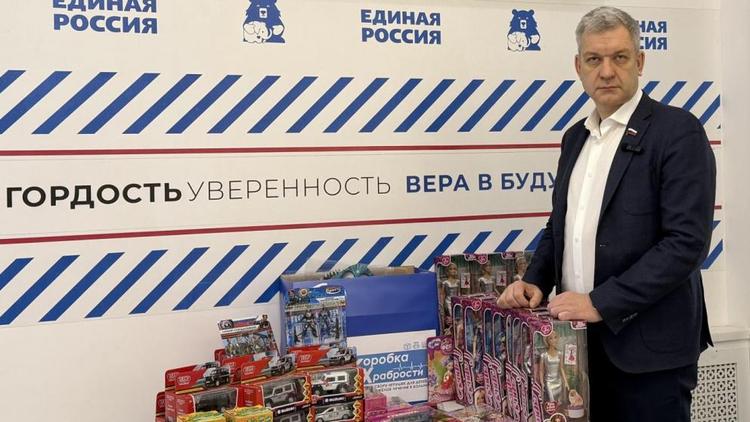 Депутаты приняли участие в благотворительной акции «Коробка храбрости»